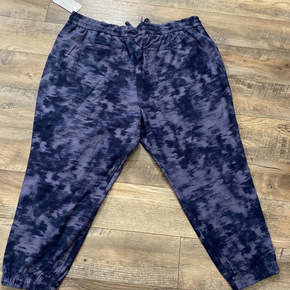 Athleta Farallon Printed Jogger Pants - Picture 4 of 7